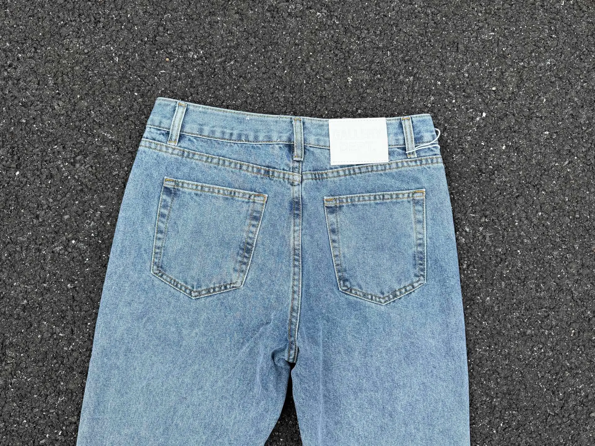 P260💰G88 GALLERY DEPT. Denim splicing flame🔥flare pants washed distressed splicing jeans GALLERY is attracted by these bell-bottom pants. Whether it is a reset of Carhartt or Levis, it has created a strong brand style. Since these pants are modified from rare vintage, the production capacity is limited. Therefore, after many icons wore them, these pants were once hard to find. Later, perhaps due to the improvement of GD's business in the past two years and the expansion of production lines, the brand itself lowered the price, so I can't wait any longer for these pants this year and will definitely buy them. During the process of the denim washing plant, the owner of the washing plant helped introduce a boss who had worked for Levi's foundry and started his own business. This also paved the way for the following styles. Therefore, Levi's remodeled single product for the base plate is really familiar. Whether it is the fabrics supplied or the lathes used in production, there is nothing to choose from. -Color: blue -Size: S-XXL (corresponding to 28-36)